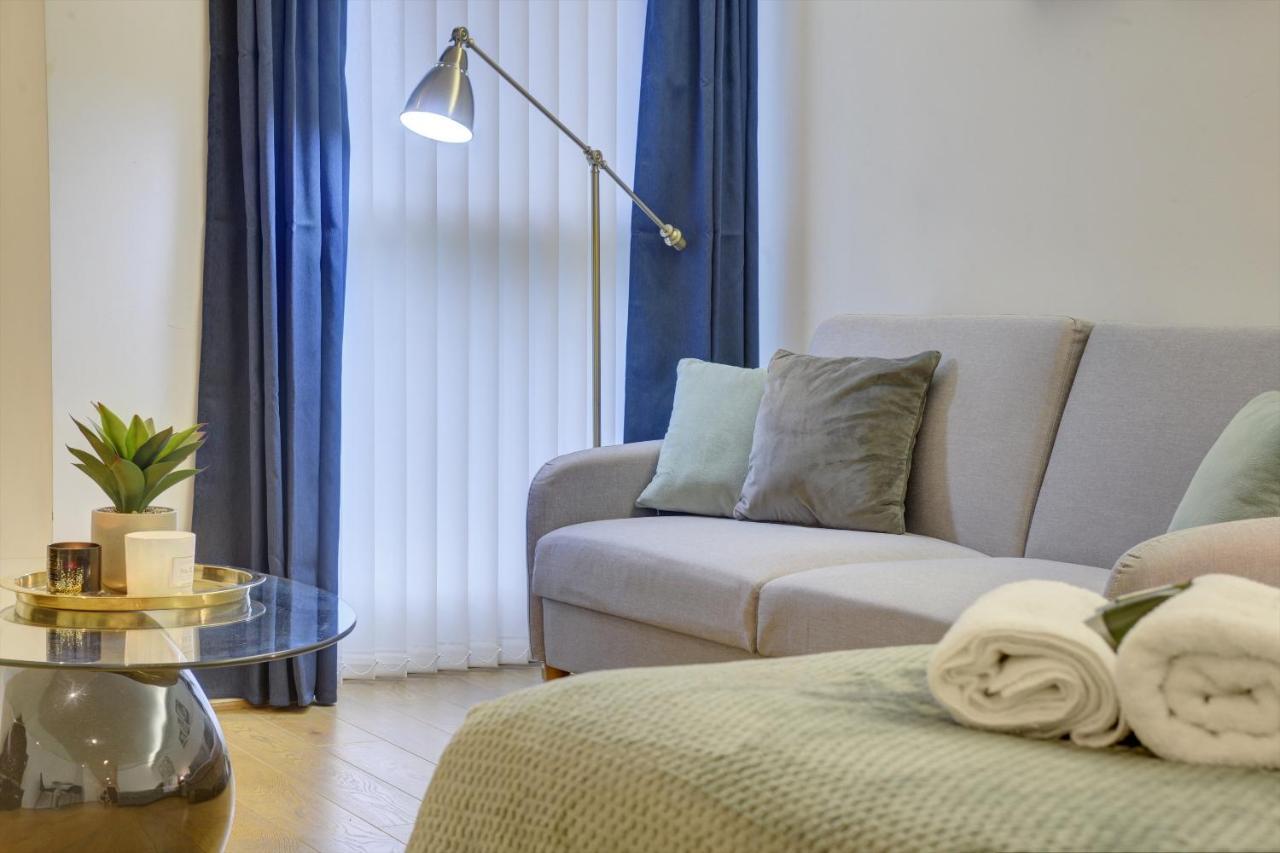 Apartment The Cube Studio I A Calm Executive Space In Centre Of I Pet-friendly I Eco-short Term Let By Silva Birmingham